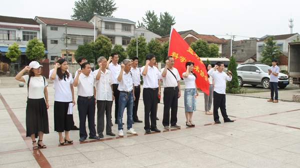 全体党员在剅口革命烈士纪念碑前重温入党誓词.jpg