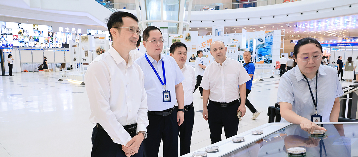 启动式后，省科协党组书记、副主席周德文参观主场科普展示区