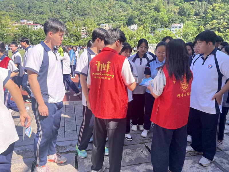 五峰自治县开展第17个“全国防灾减灾日”主题宣传进校园活动3.png