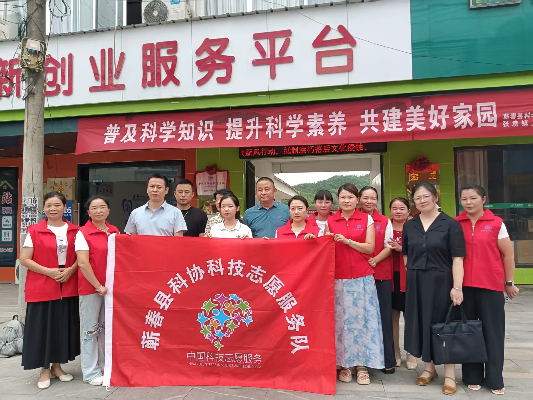 1758265797895040107.jpg 志愿服务合照.jpg