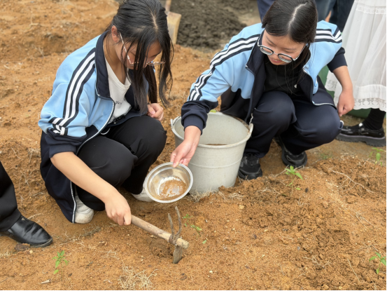 科普点亮青春 科技引领未来——通城县社科普及周暨低空经济、航天育种科普进校园活动圆满举行360.png
