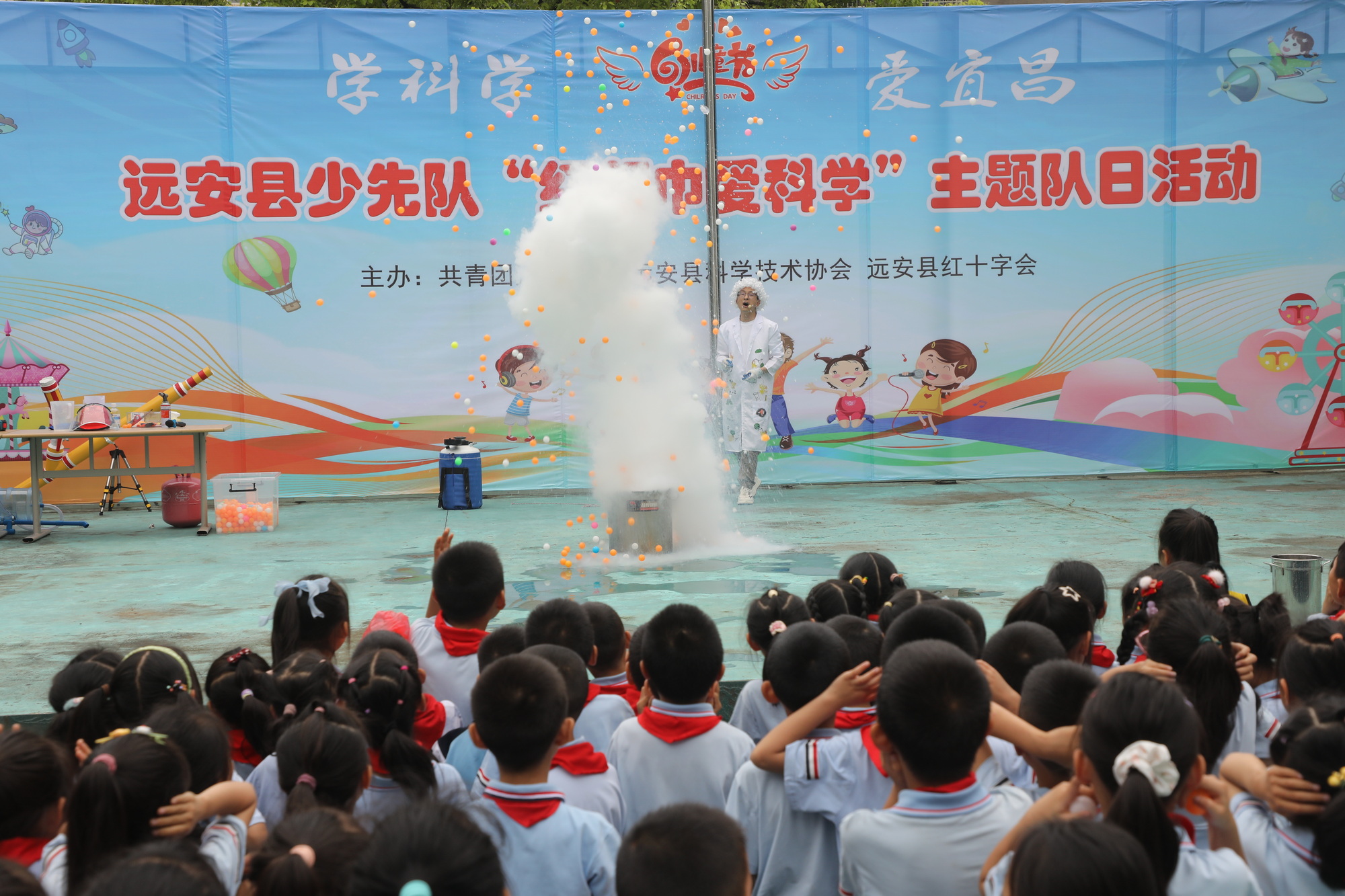 1780022554392080825.jpg 1科普展演引得台下学生们喝彩.jpg