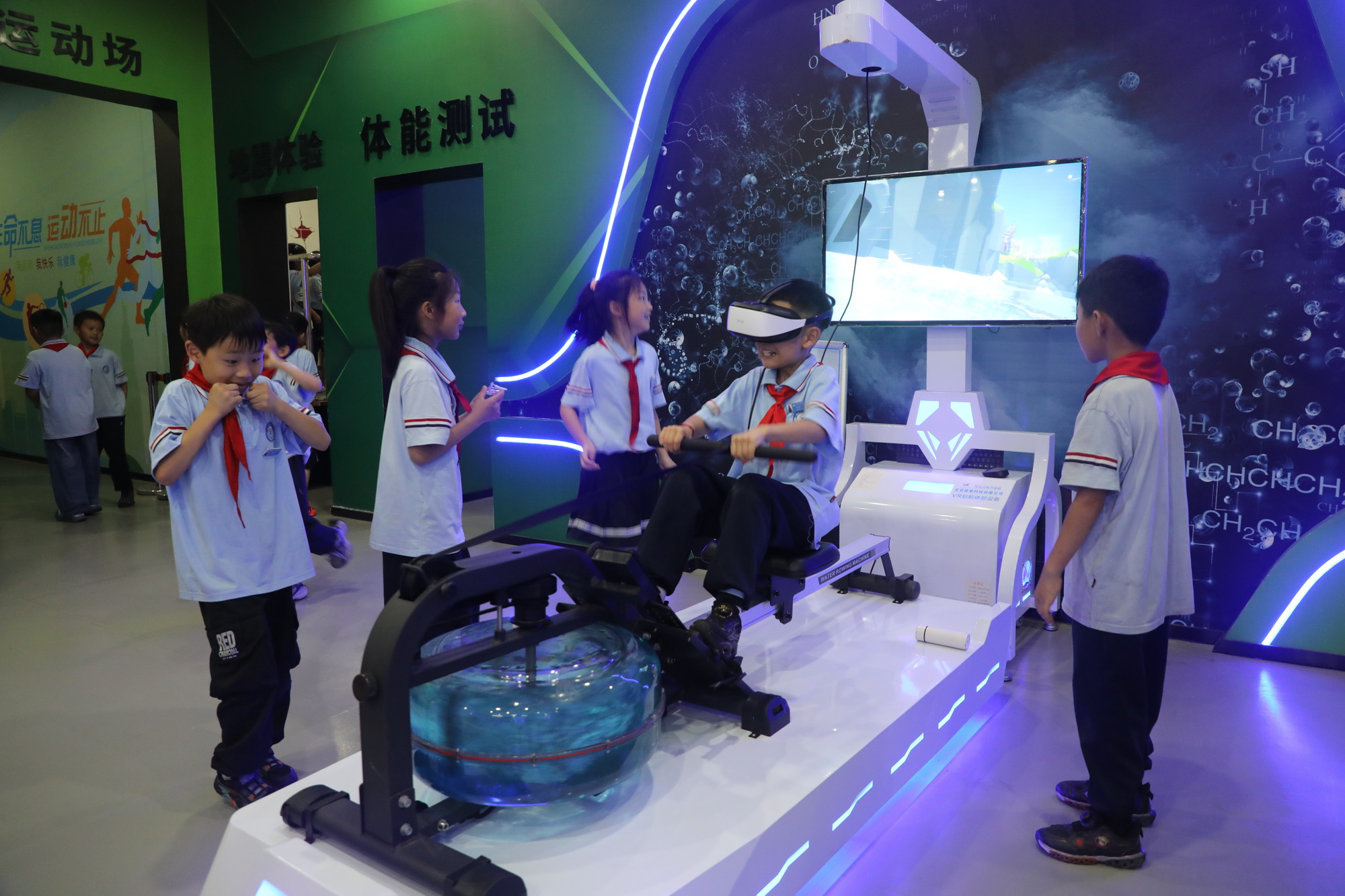 1780022574855038718.jpg 2在科技馆体验科学魅力.jpg