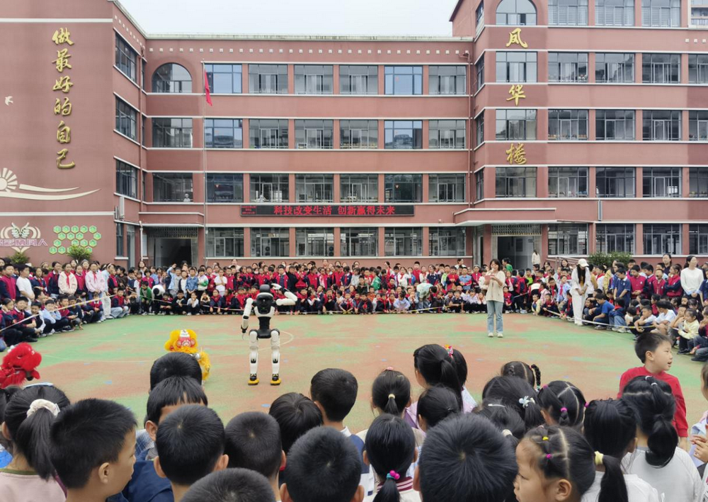 9月18日，宜昌市科协、市科技馆、远安县科协、县科技馆联合专业科普表演团队，走进远安县栖凤小学、中心小学，开展科学表演秀进校园活动，为1600名师生送上沉浸式、互动式科普盛宴。1.png