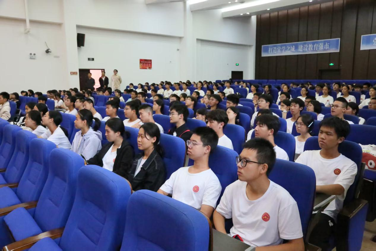 1789886449516088350.png 中国天眼(FAST)原首席科学家科普宣讲进市一中2.png