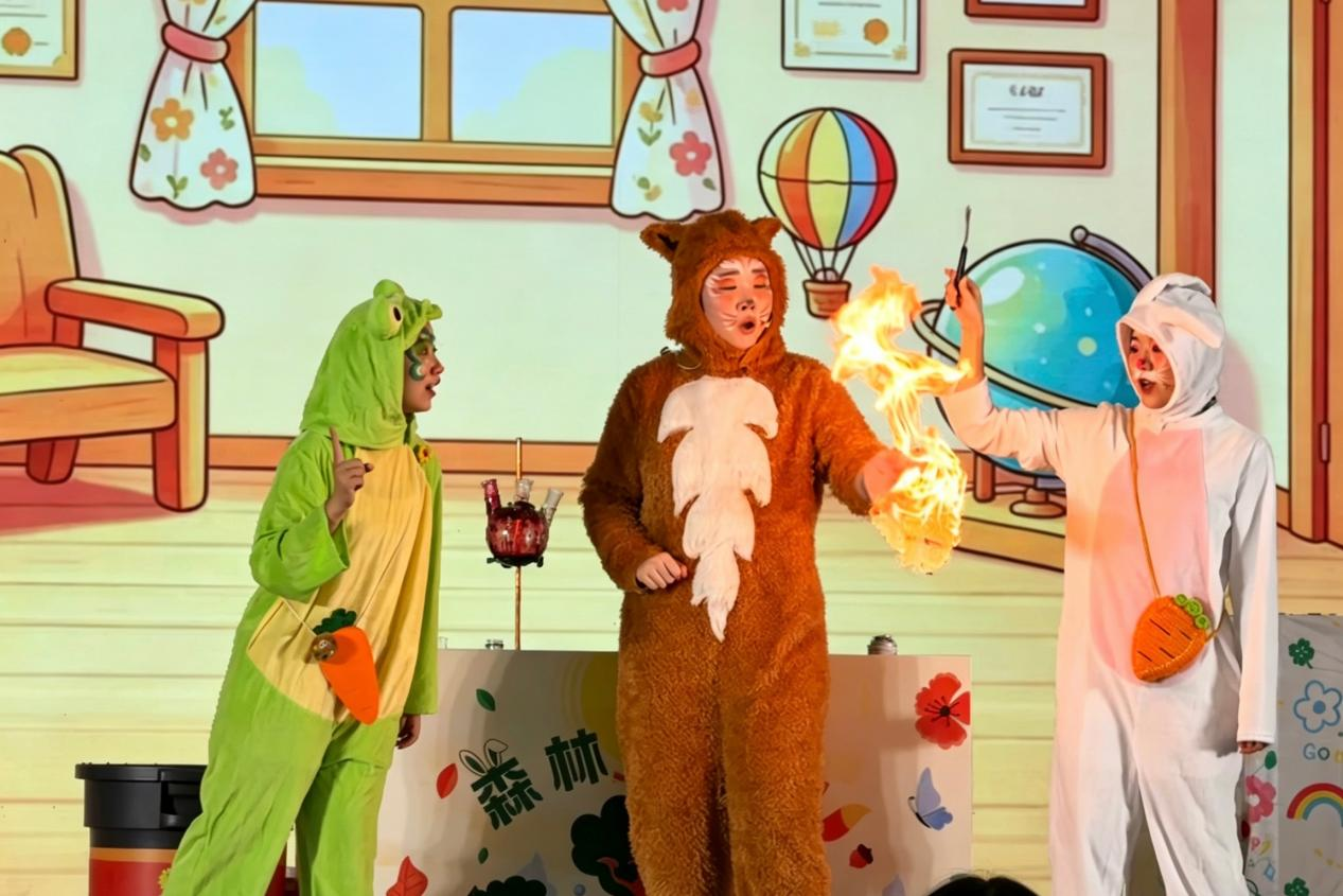 全国科普月 启动仪式上的科学表演.png